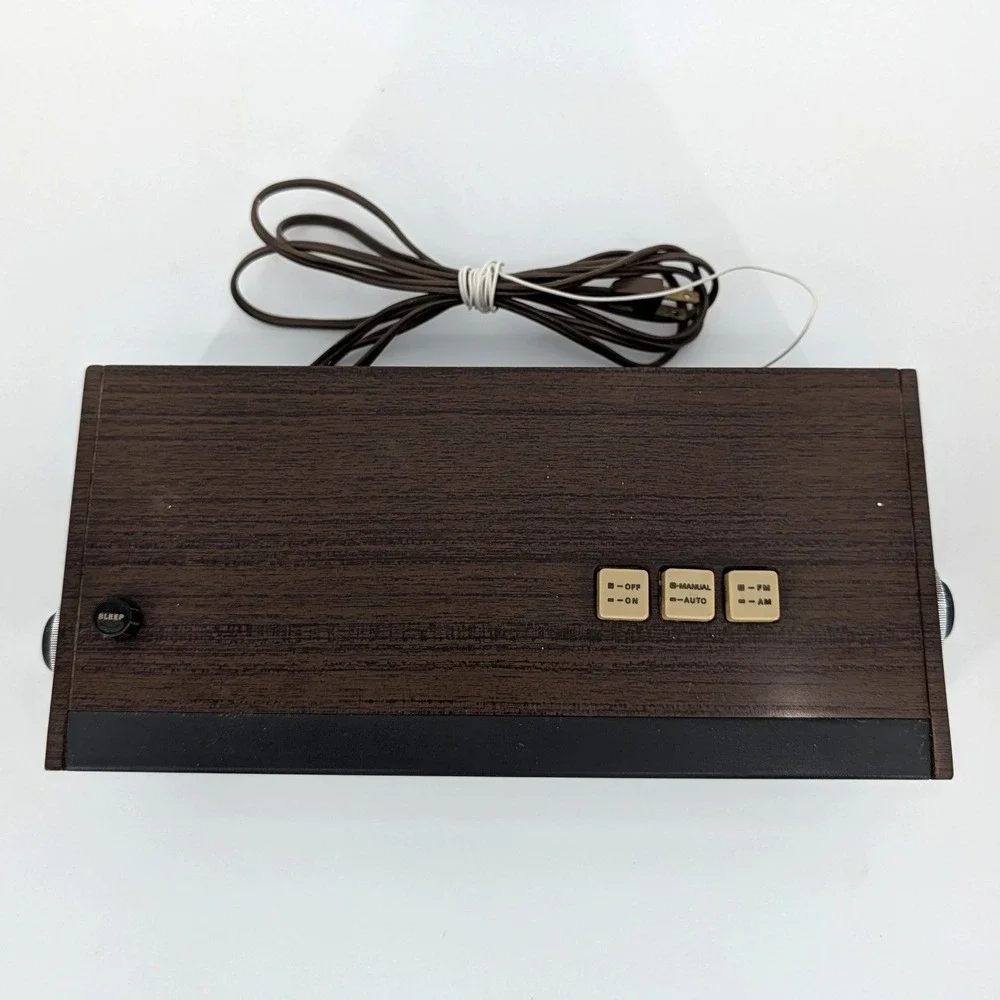 Lloyd's Vintage Flip Clock Radio AM/FM Solid State Wood Grain 1J61G-07A